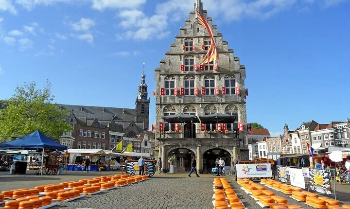 Charming Gouda Walking Tour: History, Architecture & Cheese
