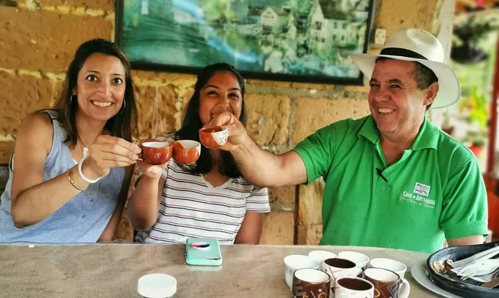 Guatape Rock & Coffee Tour & Picturesque Town: Private Tour