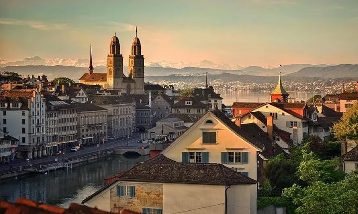 3 in 1: Zurich Walking Tour - Cruise on the Lake - Cable Car Ride to Felsenegg