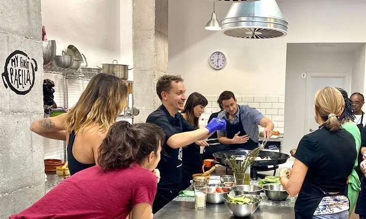 Valencian paella cooking class, tapas and visit to Ruzafa market.