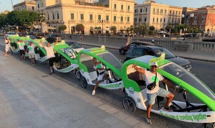 Velobike tour ecologico guidato con soste per visitare i monument