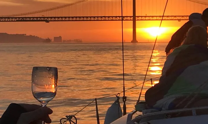 2 Hour Lisbon Sunset and Wine Sailing Tour