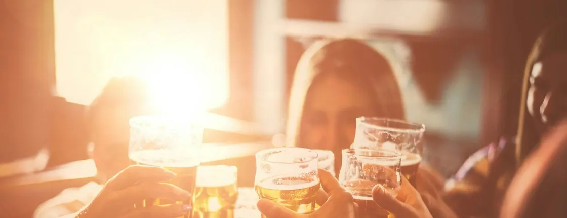 Self-guided interactive pub trail in Delft with online app