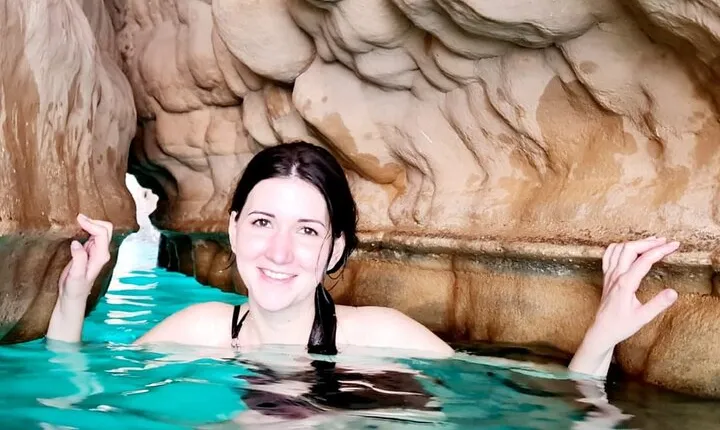 Private Full-Day Wadi Shab and Bimmah Sinkhole Tour