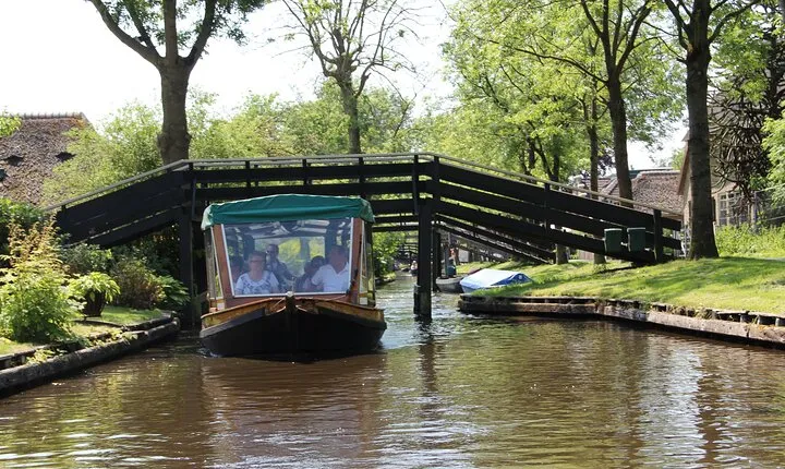 Giethoorn: Highlights Canal Cruise and Sightseeing Village