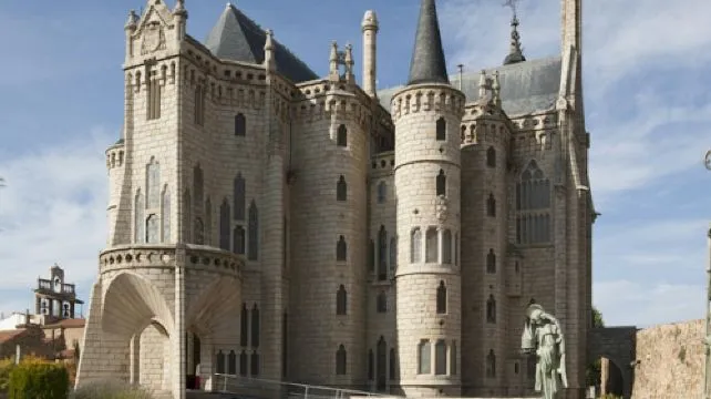 Palacio de Gaudí: Guided Tour