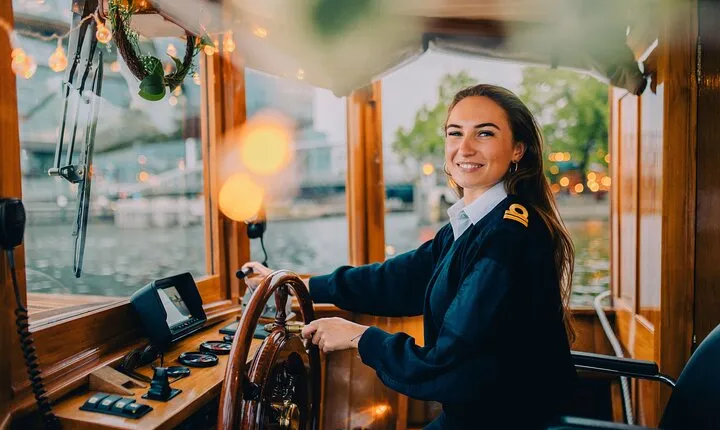 Amsterdam: Luxury Canal Cruise with Unlimited Drinks Option