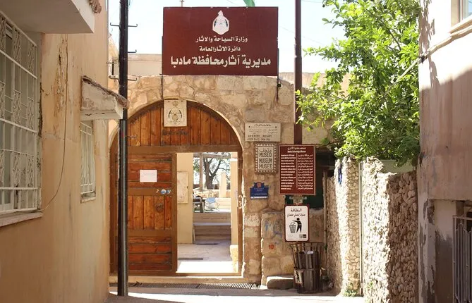 Day or Night Walking Tour in Madaba with local