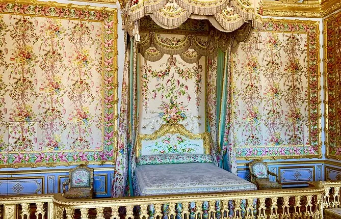 Versailles Palace & Marie-Antoinette's Estate Private Guided Tour with Lunch