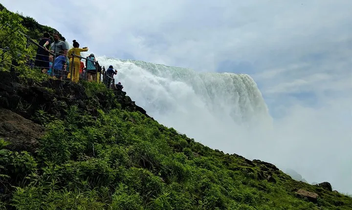 Niagara Falls in 1 Day: Tour of American and Canadian Sides