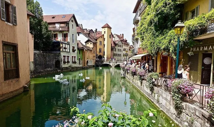 ANNECY | Private Walking Tour of Annecy's Historical Center