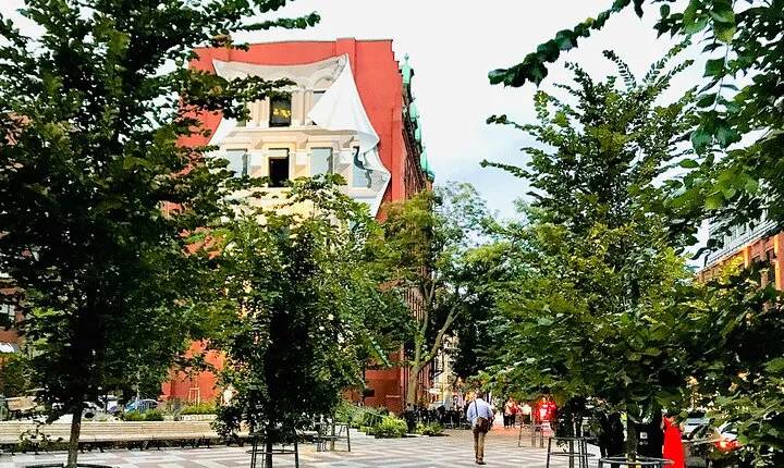 Show me the City! A Small Group Walking Tour of Toronto