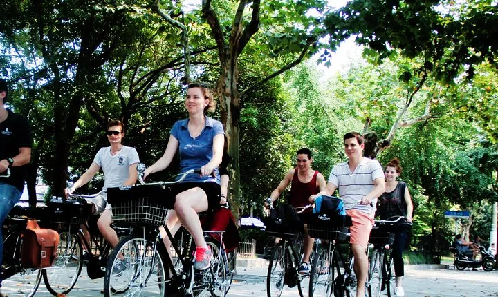 Half-Day Bike Tour of Shanghai Old Town with Food Tasting