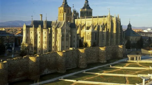 Palacio de Gaudí: Guided Tour