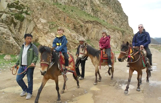 Tibet's panoramic nine-day tour: the holy city of Lhasa + Everest Base Camp + Shenghu Namco