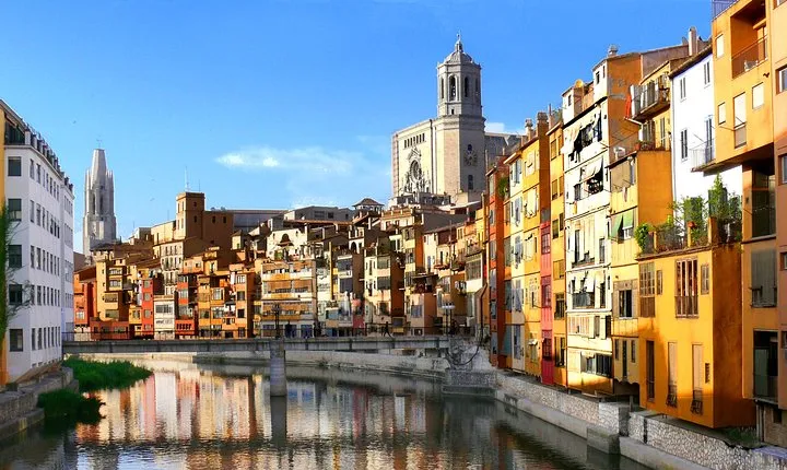 Girona & Dali Museum Small Group Tour with Pick-up from Barcelona