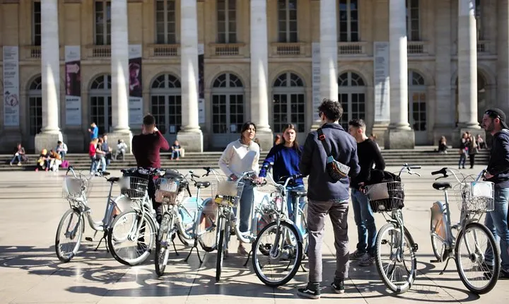 "Bordeaux by bicycle: a 3-hour tour immersive experience"