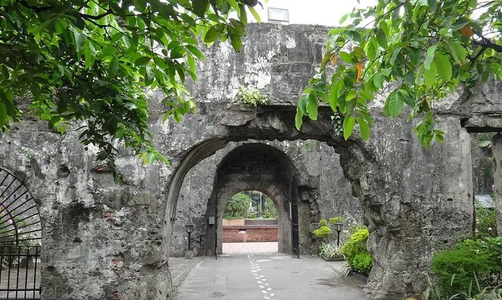 Manila Old and New: Sightseeing Tour Including Intramuros and Fort Santiago