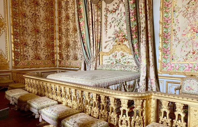 Versailles Palace & Marie-Antoinette's Estate Full Day Private Tour from Paris