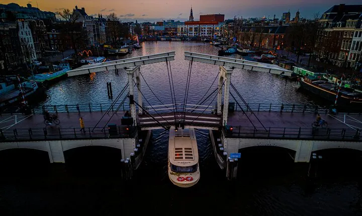 Amsterdam Canal Cruise with Live Guide and Onboard Bar