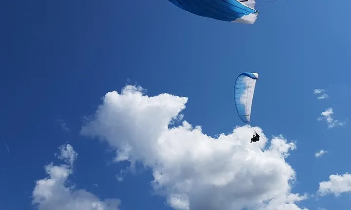 Tandem paragliding in the Stubai Valley near Innsbruck