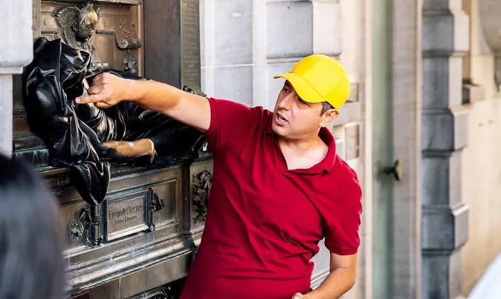 Brussels: Historical Walking Tour with Chocolate & Waffle Tasting