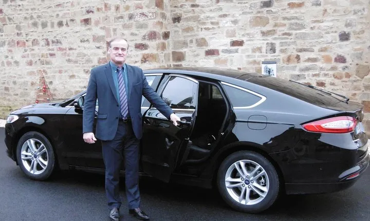 Chauffered driven car for one or several days (Rent minimum of 8 hours with a maximum of 25 kms per hour)

Предоставление автомобиля с водителем
