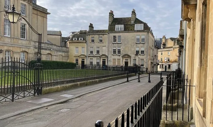 BATH: 2-Hour Bath Walking Tour of Bridgerton Filming Locations