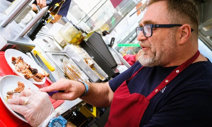 Vienna's Highlights: Food, Coffee and Market Walking Tour