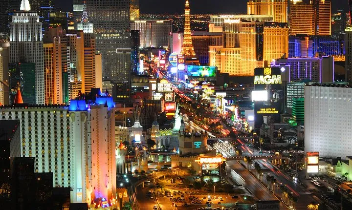 Arts District 4hr Shopping, Champagne, Photos, Limo Ride & Dinner