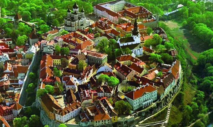 Tallinn Sightseeing Tour by Coach and Foot