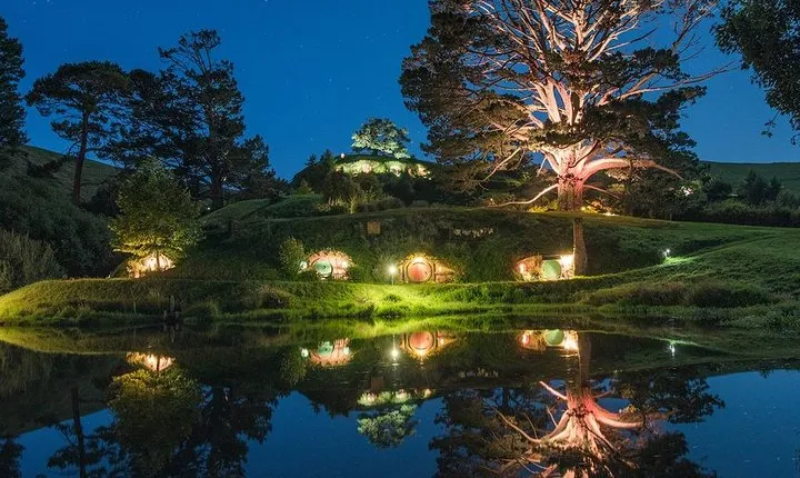 Hobbiton & Waitomo Caves Small Group Tour from Auckland