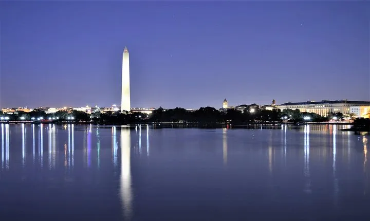 Small Group National Mall Night Tour with 10 Top Attractions