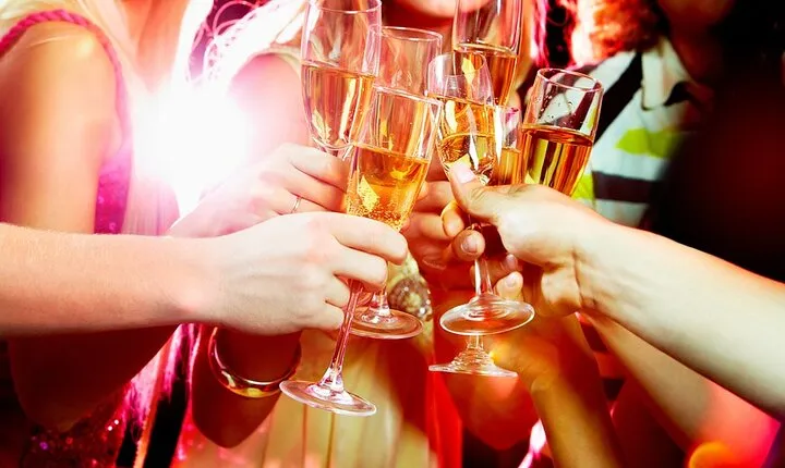 Vintage Shopping Tour of the Arts District with 100 Photos, Champagne and Lunch