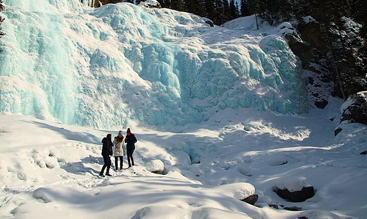 Discover Icefields Parkway and Athabasca Glacier in Winter