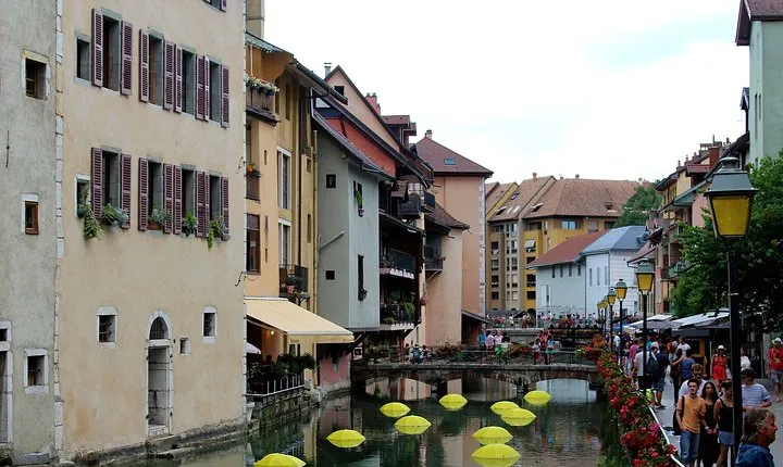 Private 2-hour Walking Tour of Annecy with official tour guide