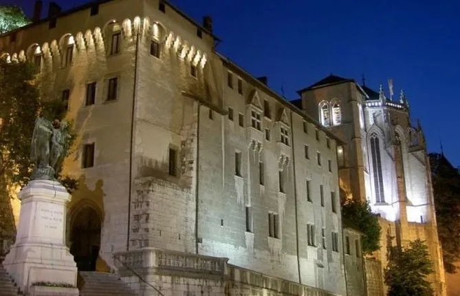 CHAMBERY | Private Walking Tour of Chambéry Historical Center