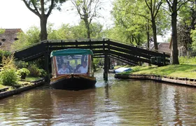 Giethoorn: Highlights Canal Cruise and Sightseeing Village