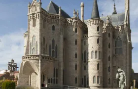 Palacio de Gaudí: Guided Tour
