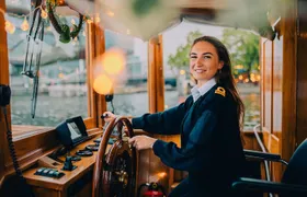 Amsterdam: Luxury Canal Cruise with Unlimited Drinks Option