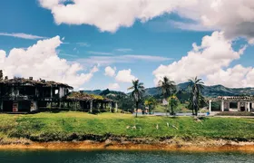 Guatapé Tour: Piedra del Peñol with Boat Tour, Breakfast, Lunch