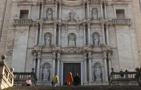 Girona History, Legends, and Food Walking Tour with food tasting