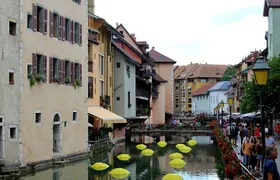 Private 2-hour Walking Tour of Annecy with official tour guide